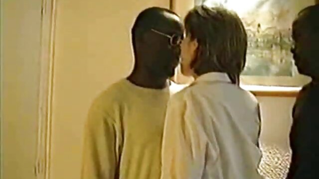 素敵なお尻を持つ黒の女の子は、プールで吸う。 セックス 動画 女性 向け