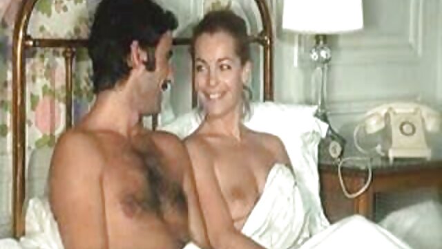 赤毛の美しさは、フェラチオを与え、目で撮影します。 セックス 女性 用 動画