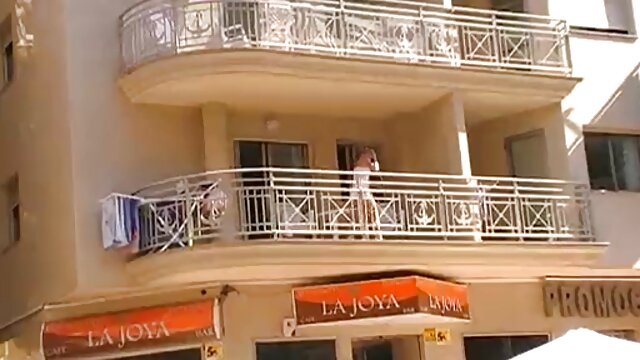 女の子ブリトニーは、ゴムコックにblowjobを実行する方法を示しています 女性 用 の エロ 動画
