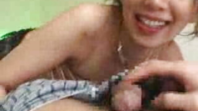 ブルネットは優しく壁の穴を通して黒いコックを吸う 女性 用 アダルト 動画