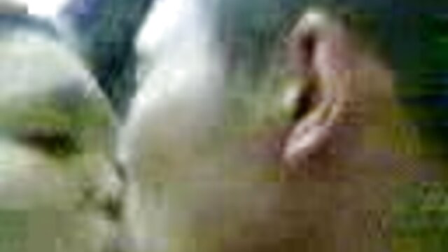 成熟した女性は彼女の足を広げ、彼女の穴を運指します。 女性 向け の エッチ な 無料 動画